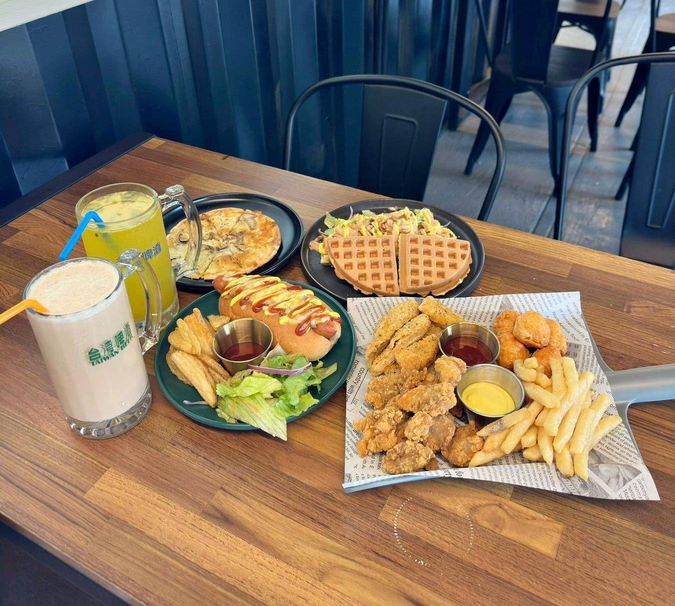 台中寵物聚會包場推薦｜台中市南屯區動物空間Animal Space寵物友善餐廳｜毛孩專屬戲水泳池、大片草皮開心奔跑、精緻美味輕食餐點，帶著毛小孩一起來玩樂！