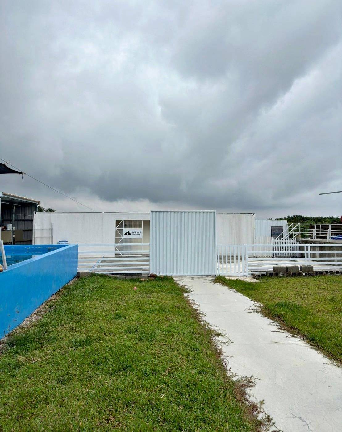 台中寵物聚會包場推薦｜台中市南屯區動物空間Animal Space寵物友善餐廳｜毛孩專屬戲水泳池、大片草皮開心奔跑、精緻美味輕食餐點，帶著毛小孩一起來玩樂！