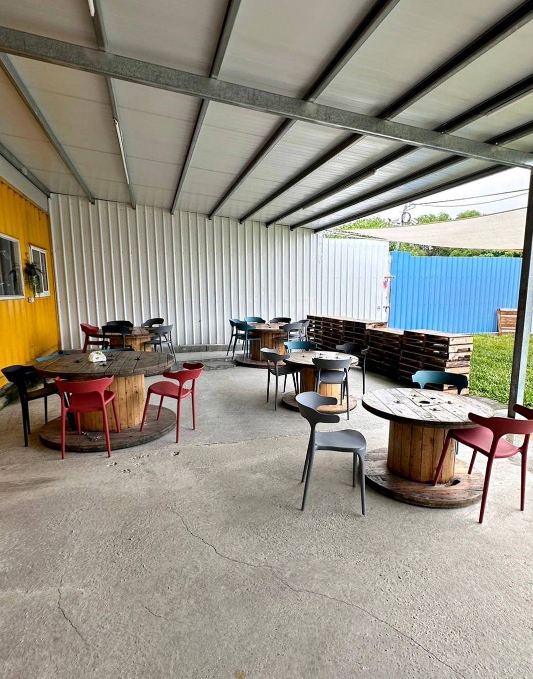 台中寵物聚會包場推薦｜台中市南屯區動物空間Animal Space寵物友善餐廳｜毛孩專屬戲水泳池、大片草皮開心奔跑、精緻美味輕食餐點，帶著毛小孩一起來玩樂！