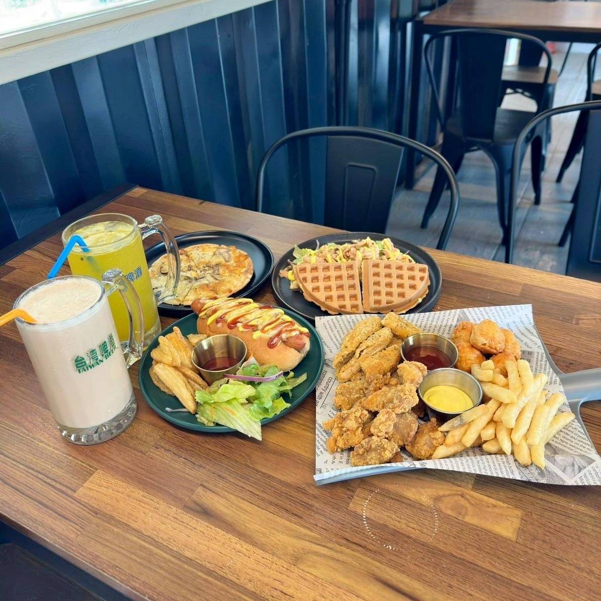 台中寵物聚會包場推薦｜台中市南屯區動物空間Animal Space寵物友善餐廳｜毛孩專屬戲水泳池、大片草皮開心奔跑、精緻美味輕食餐點，帶著毛小孩一起來玩樂！