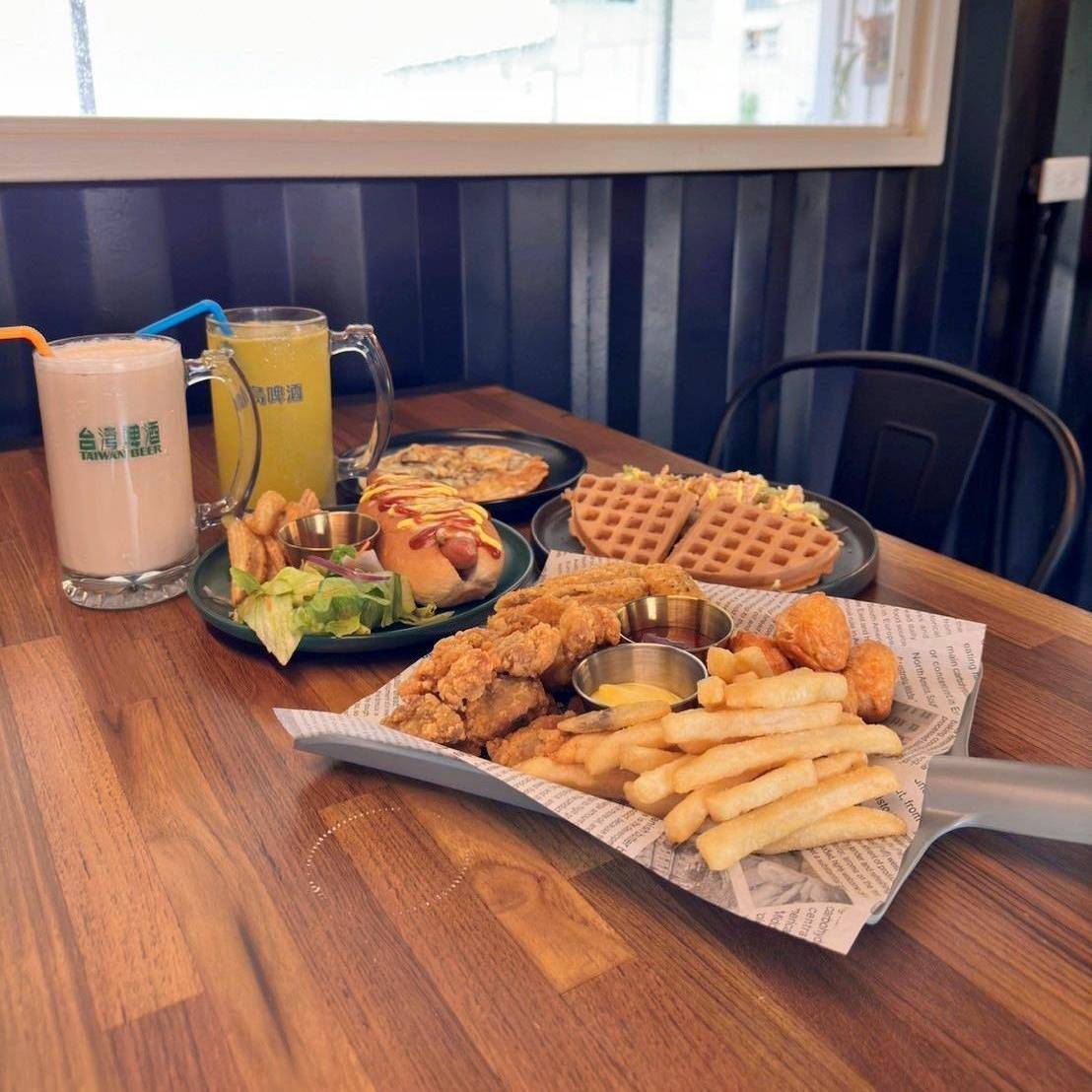 台中寵物聚會包場推薦｜台中市南屯區動物空間Animal Space寵物友善餐廳｜毛孩專屬戲水泳池、大片草皮開心奔跑、精緻美味輕食餐點，帶著毛小孩一起來玩樂！