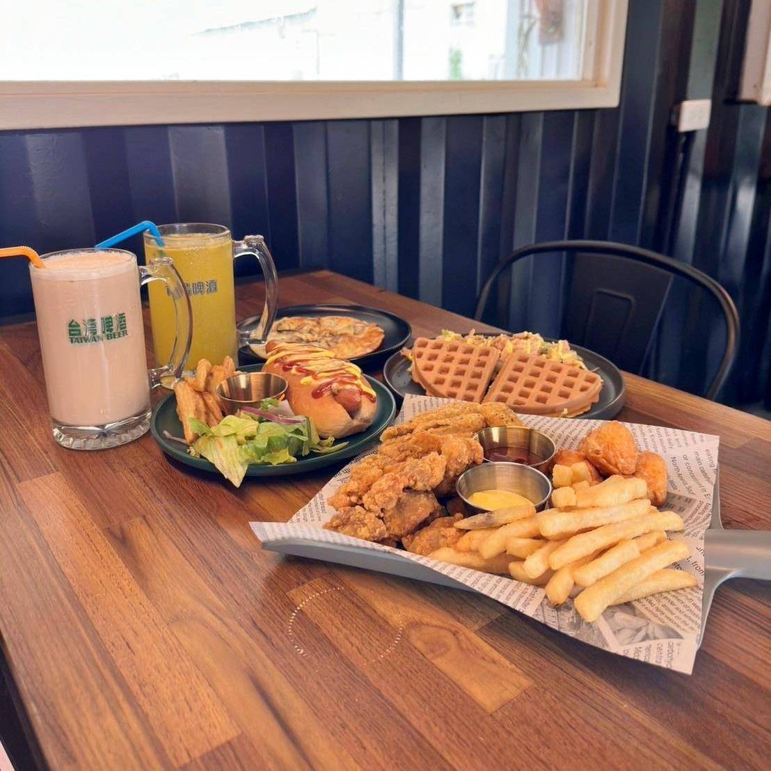 台中寵物聚會包場推薦｜台中市南屯區動物空間Animal Space寵物友善餐廳｜毛孩專屬戲水泳池、大片草皮開心奔跑、精緻美味輕食餐點，帶著毛小孩一起來玩樂！