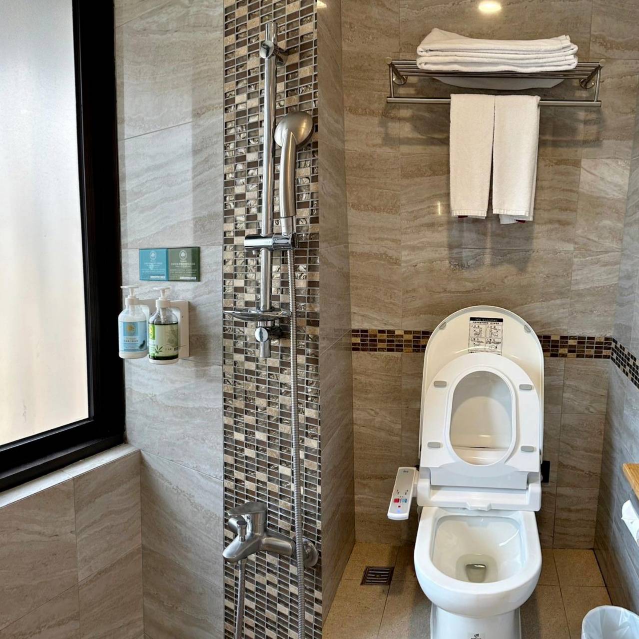 桃園市龜山區住宿推薦｜悅徠舘商務飯店JOYFULTEL｜機場捷運長庚醫院站步行17分鐘，旅人尊享多樣服務設施，享受舒適如家溫馨氛圍之悅徠舘開箱分享！