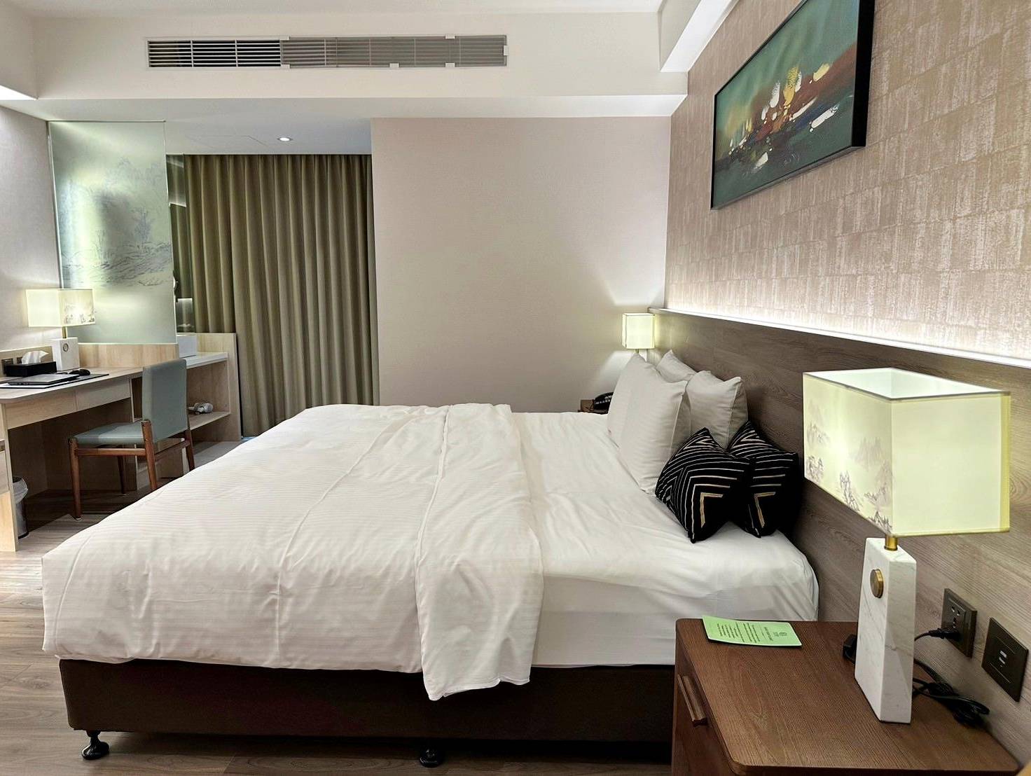 桃園市龜山區住宿推薦｜悅徠舘商務飯店JOYFULTEL｜機場捷運長庚醫院站步行17分鐘，旅人尊享多樣服務設施，享受舒適如家溫馨氛圍之悅徠舘開箱分享！