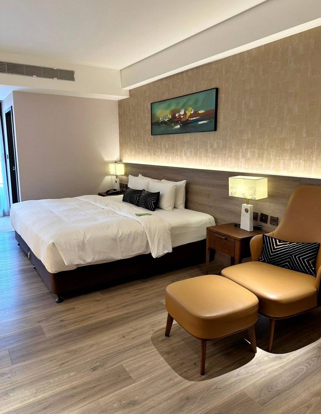 桃園市龜山區住宿推薦｜悅徠舘商務飯店JOYFULTEL｜機場捷運長庚醫院站步行17分鐘，旅人尊享多樣服務設施，享受舒適如家溫馨氛圍之悅徠舘開箱分享！