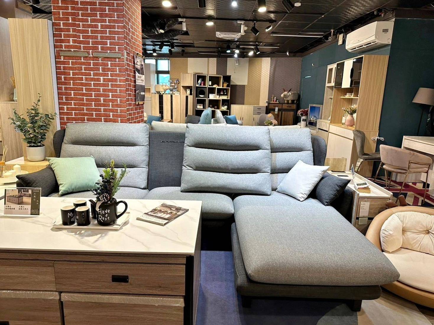 新北家具推薦｜億家具批發倉庫新莊店｜台灣製造平價精品家具，工廠直營客製化沙發，人人可享批發價，打造舒適質感居家生活！