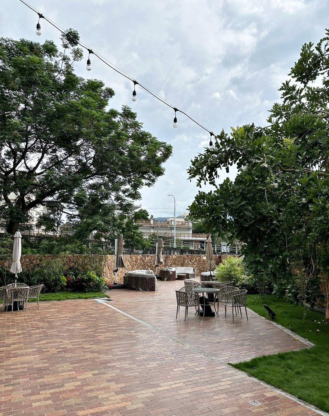 南投縣水里鄉住宿推薦｜福容徠旅水里店｜福容大飯店創建的輕旅品牌，坐擁山林裡的藝術旅店，遠離塵囂四周山林環繞之福容徠旅水里店開箱分享！