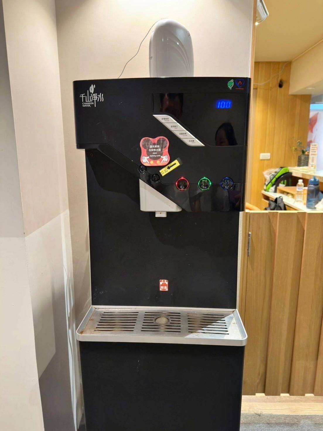 台中西屯區住宿推薦｜達斯旅店Dazz inn｜提供住宿客免費停車場，匠心獨具童繪主題多種客房，下樓走出去即逢甲夜市，吃喝玩樂生活機能方便之達斯旅店入住心得分享！