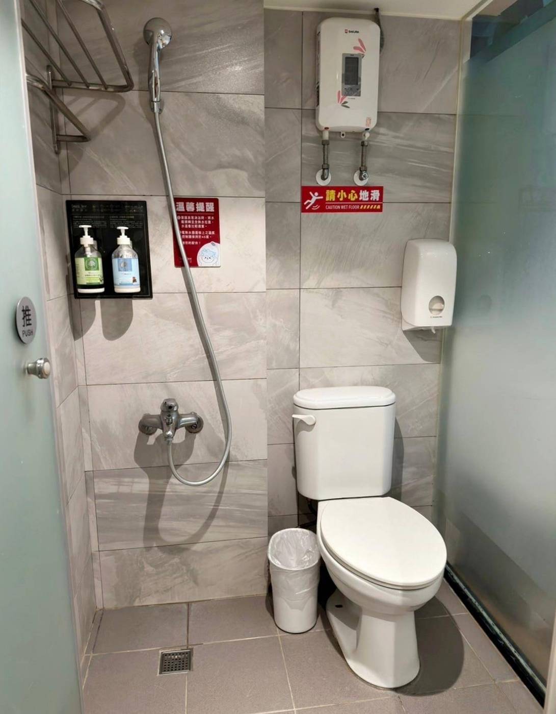 台中西屯區住宿推薦｜達斯旅店Dazz inn｜提供住宿客免費停車場，匠心獨具童繪主題多種客房，下樓走出去即逢甲夜市，吃喝玩樂生活機能方便之達斯旅店入住心得分享！