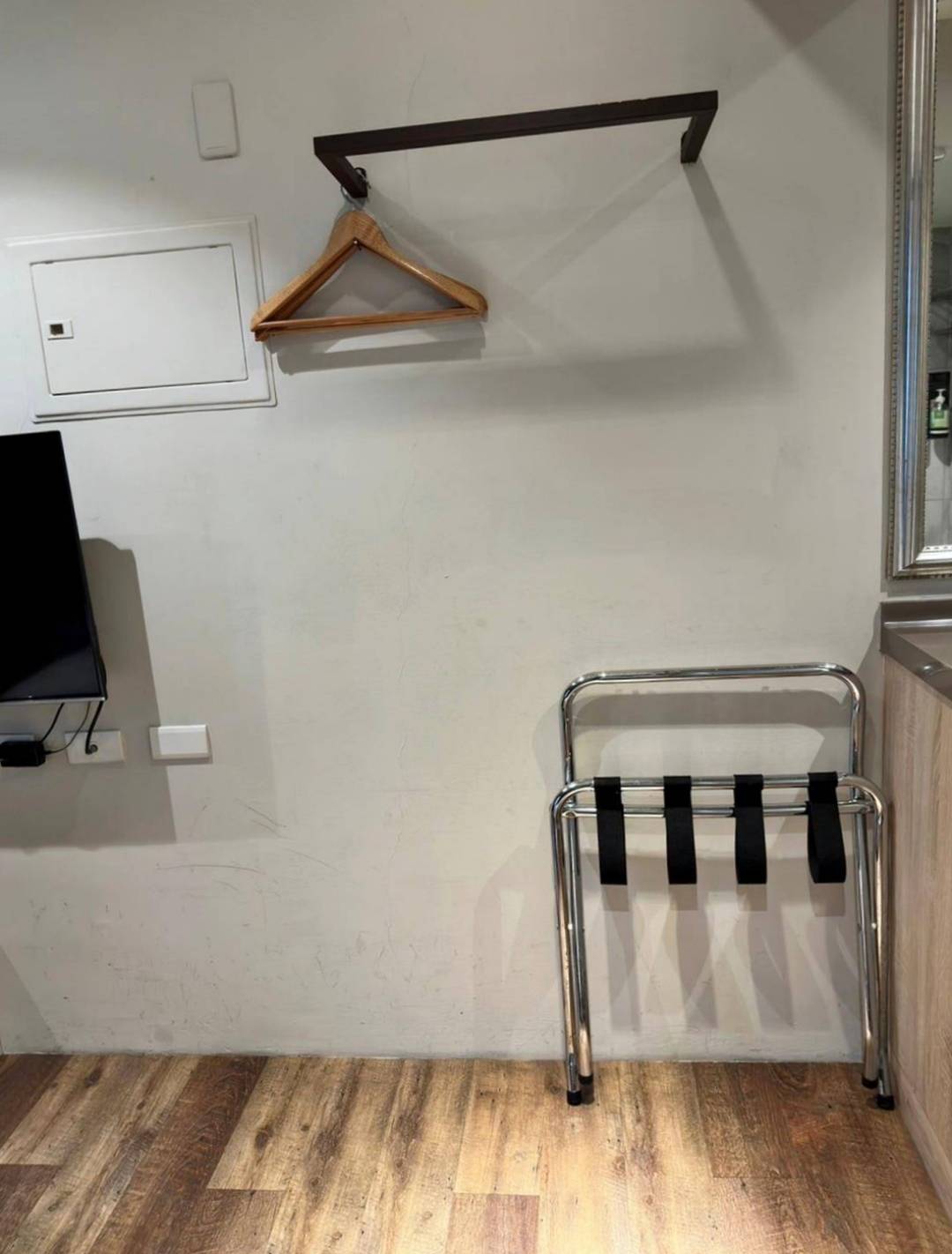 台中西屯區住宿推薦｜達斯旅店Dazz inn｜提供住宿客免費停車場，匠心獨具童繪主題多種客房，下樓走出去即逢甲夜市，吃喝玩樂生活機能方便之達斯旅店入住心得分享！