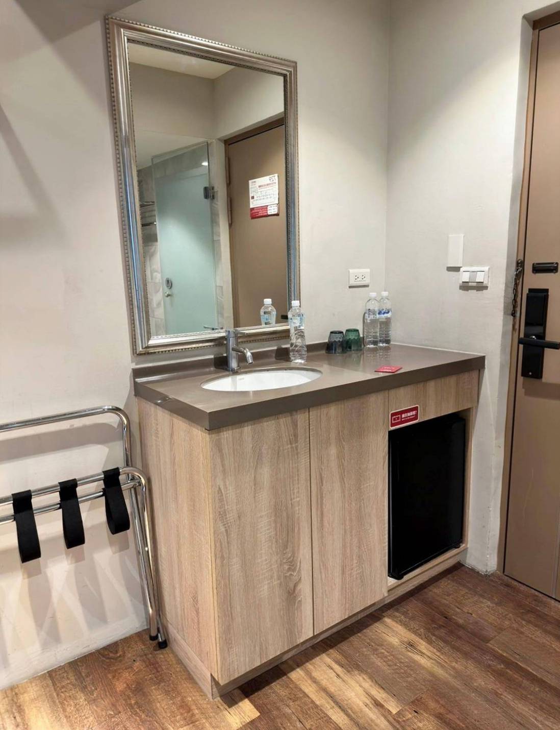 台中西屯區住宿推薦｜達斯旅店Dazz inn｜提供住宿客免費停車場，匠心獨具童繪主題多種客房，下樓走出去即逢甲夜市，吃喝玩樂生活機能方便之達斯旅店入住心得分享！