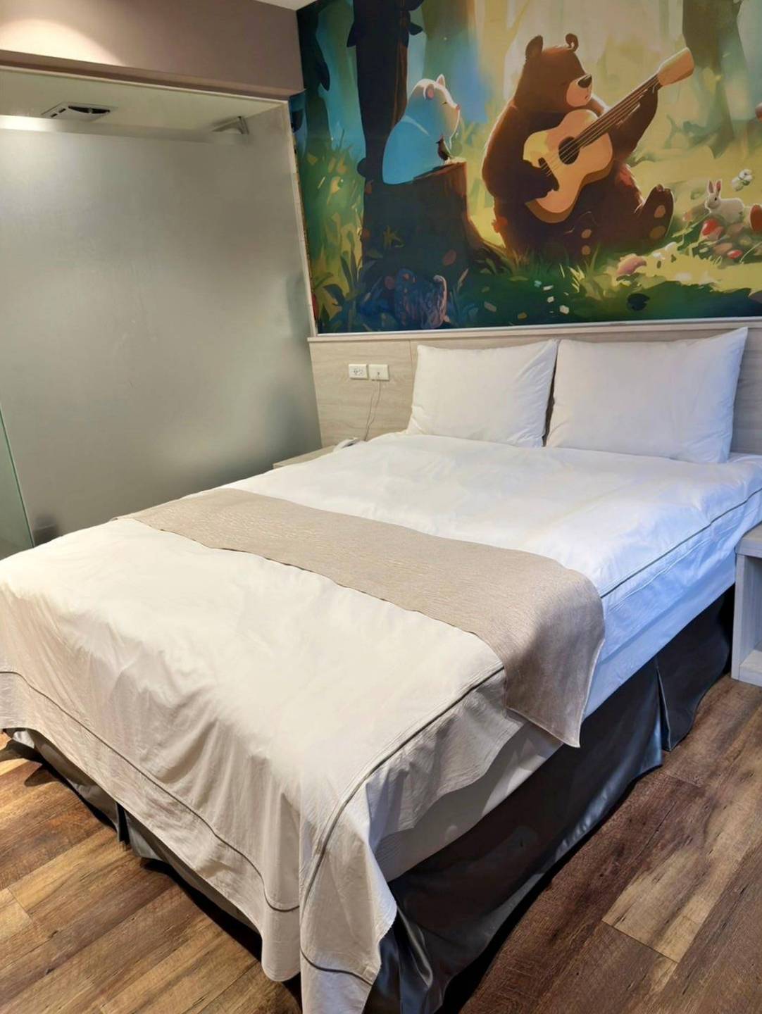 台中西屯區住宿推薦｜達斯旅店Dazz inn｜提供住宿客免費停車場，匠心獨具童繪主題多種客房，下樓走出去即逢甲夜市，吃喝玩樂生活機能方便之達斯旅店入住心得分享！