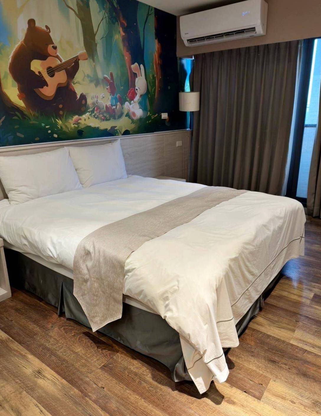 台中西屯區住宿推薦｜達斯旅店Dazz inn｜提供住宿客免費停車場，匠心獨具童繪主題多種客房，下樓走出去即逢甲夜市，吃喝玩樂生活機能方便之達斯旅店入住心得分享！