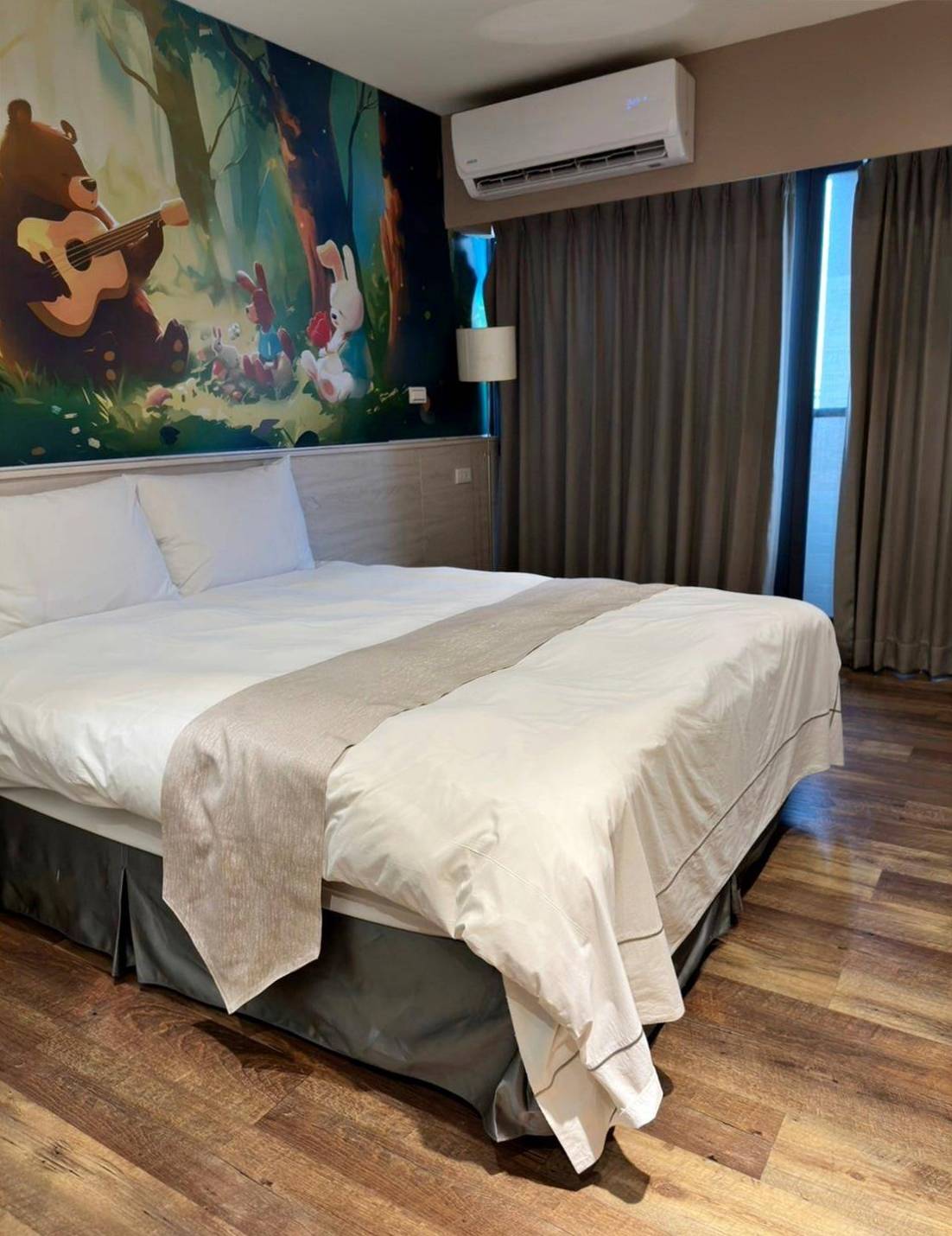 台中西屯區住宿推薦｜達斯旅店Dazz inn｜提供住宿客免費停車場，匠心獨具童繪主題多種客房，下樓走出去即逢甲夜市，吃喝玩樂生活機能方便之達斯旅店入住心得分享！