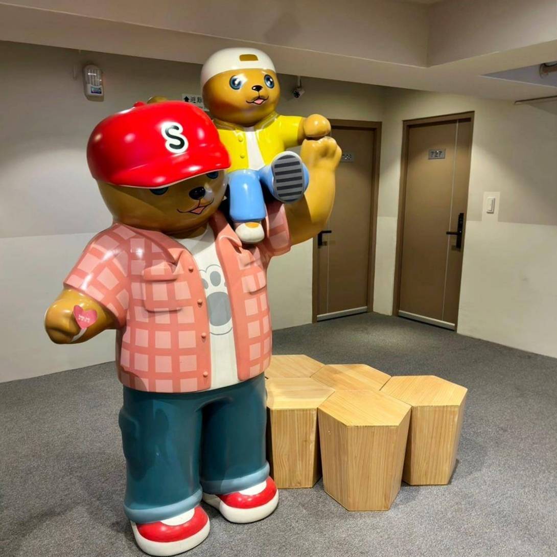 台中西屯區住宿推薦｜達斯旅店Dazz inn｜提供住宿客免費停車場，匠心獨具童繪主題多種客房，下樓走出去即逢甲夜市，吃喝玩樂生活機能方便之達斯旅店入住心得分享！