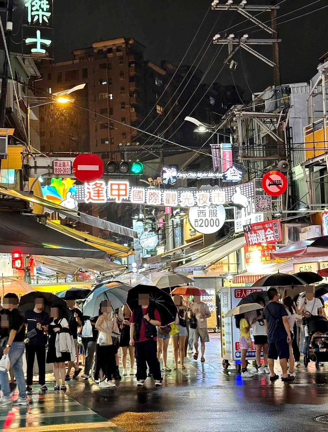 台中西屯區住宿推薦｜達斯旅店Dazz inn｜提供住宿客免費停車場，匠心獨具童繪主題多種客房，下樓走出去即逢甲夜市，吃喝玩樂生活機能方便之達斯旅店入住心得分享！