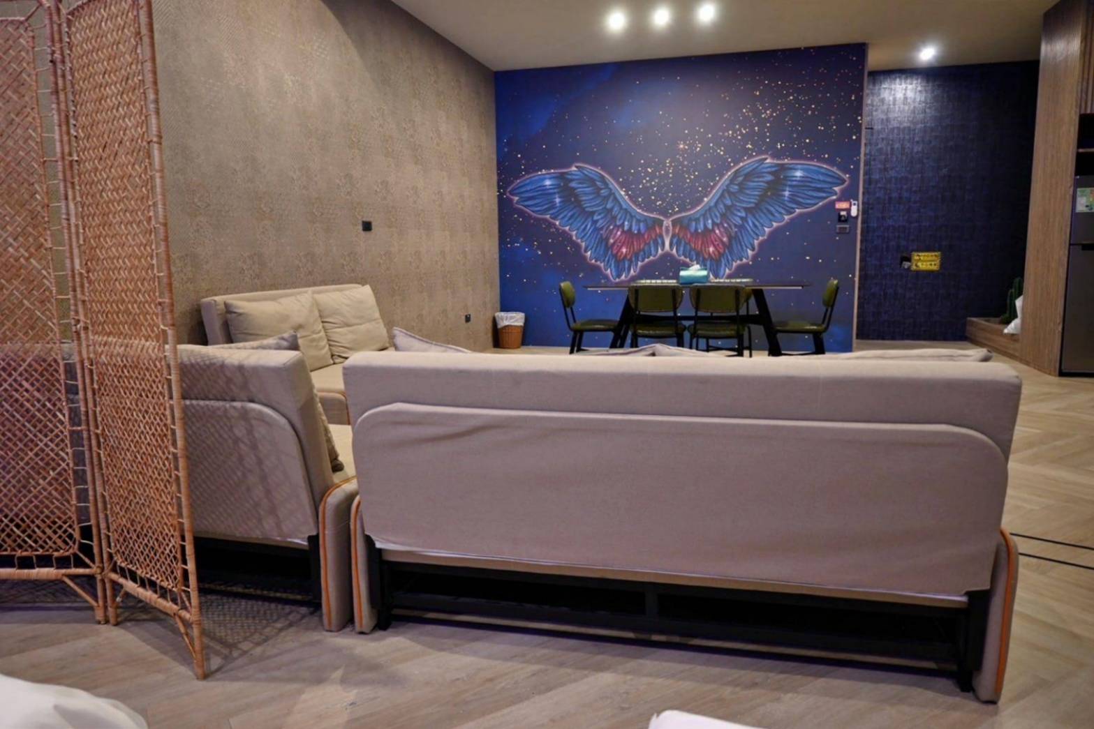 南投縣名間鄉住宿推薦｜雅薇漫旅行館｜超大獨立車庫精品旅館，現代兼具美學設計風格，舒適裝潢打造特色房型之雅薇漫旅行館入住心得分享！