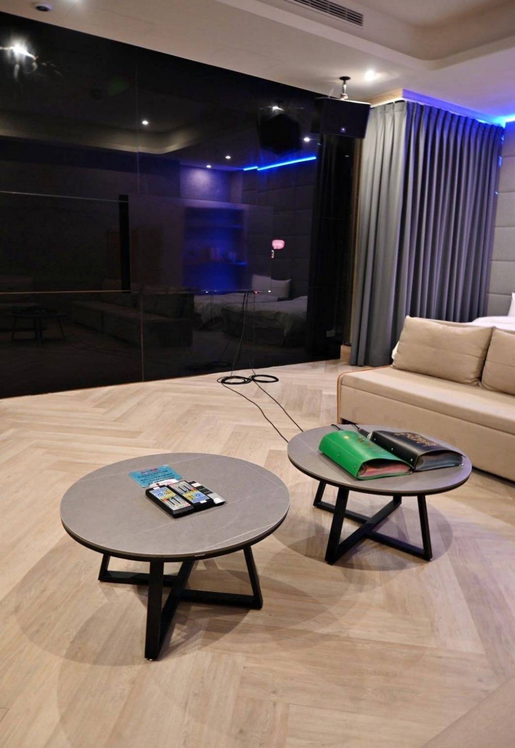 南投縣名間鄉住宿推薦｜雅薇漫旅行館｜超大獨立車庫精品旅館，現代兼具美學設計風格，舒適裝潢打造特色房型之雅薇漫旅行館入住心得分享！