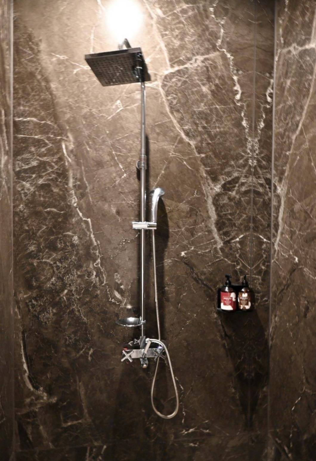 南投縣名間鄉住宿推薦｜雅薇漫旅行館｜超大獨立車庫精品旅館，現代兼具美學設計風格，舒適裝潢打造特色房型之雅薇漫旅行館入住心得分享！