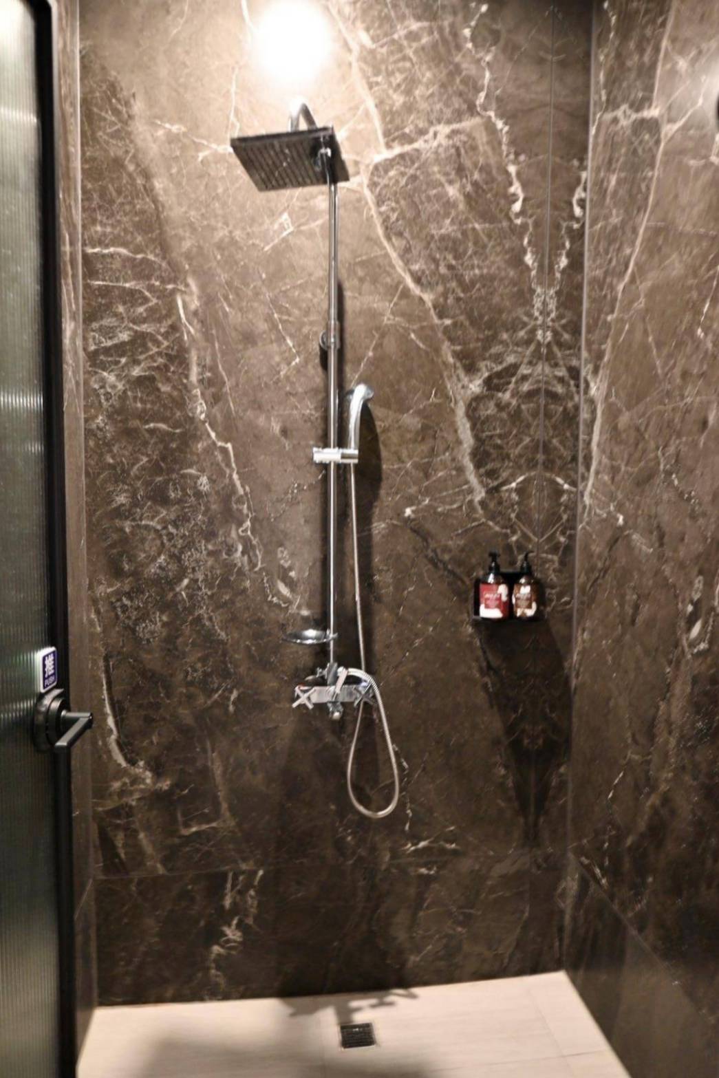 南投縣名間鄉住宿推薦｜雅薇漫旅行館｜超大獨立車庫精品旅館，現代兼具美學設計風格，舒適裝潢打造特色房型之雅薇漫旅行館入住心得分享！