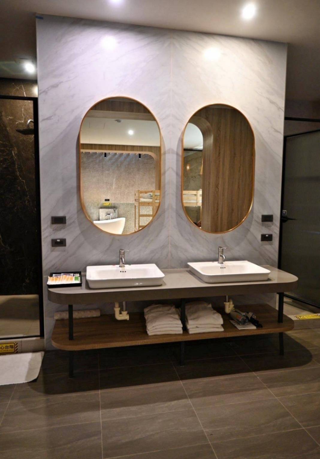 南投縣名間鄉住宿推薦｜雅薇漫旅行館｜超大獨立車庫精品旅館，現代兼具美學設計風格，舒適裝潢打造特色房型之雅薇漫旅行館入住心得分享！