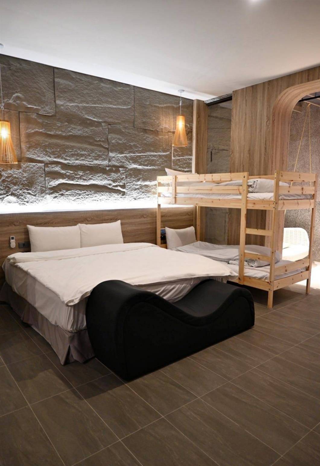 南投縣名間鄉住宿推薦｜雅薇漫旅行館｜超大獨立車庫精品旅館，現代兼具美學設計風格，舒適裝潢打造特色房型之雅薇漫旅行館入住心得分享！