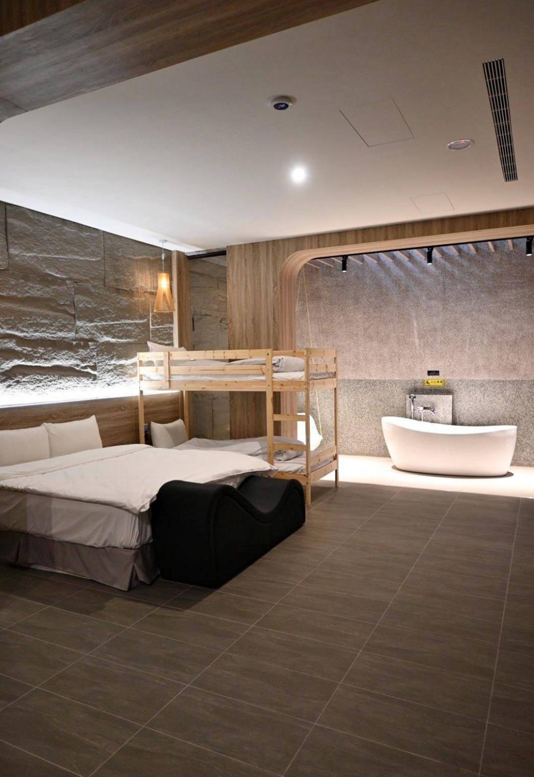 南投縣名間鄉住宿推薦｜雅薇漫旅行館｜超大獨立車庫精品旅館，現代兼具美學設計風格，舒適裝潢打造特色房型之雅薇漫旅行館入住心得分享！