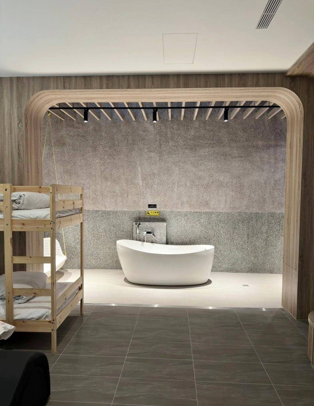 南投縣名間鄉住宿推薦｜雅薇漫旅行館｜超大獨立車庫精品旅館，現代兼具美學設計風格，舒適裝潢打造特色房型之雅薇漫旅行館入住心得分享！