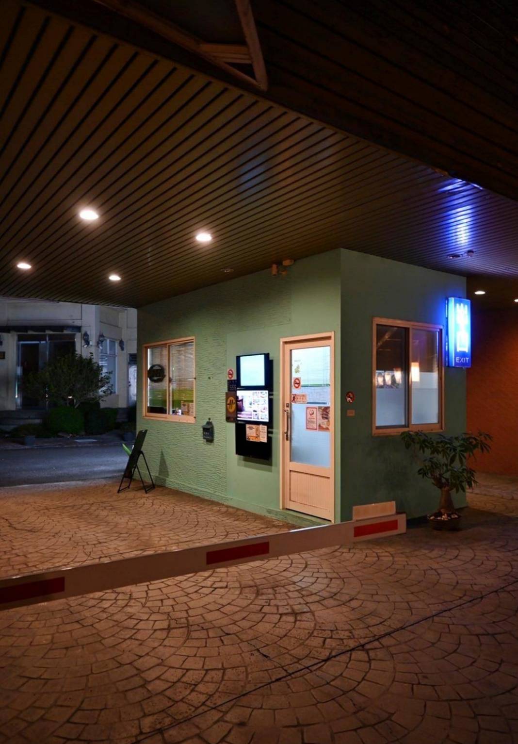 南投縣名間鄉住宿推薦｜雅薇漫旅行館｜超大獨立車庫精品旅館，現代兼具美學設計風格，舒適裝潢打造特色房型之雅薇漫旅行館入住心得分享！