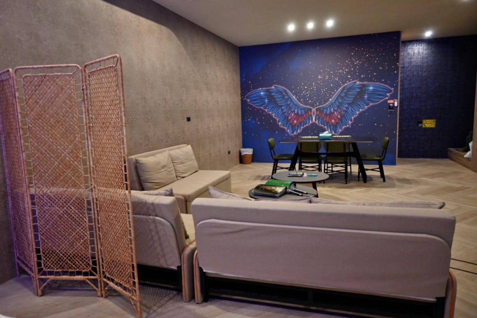 南投縣名間鄉住宿推薦｜雅薇漫旅行館｜超大獨立車庫精品旅館，現代兼具美學設計風格，舒適裝潢打造特色房型之雅薇漫旅行館入住心得分享！