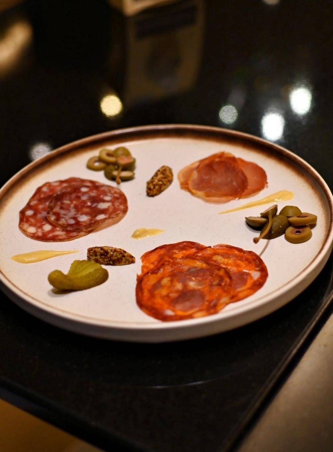 南投縣魚池鄉日月潭住宿推薦｜日月潭飯店晶澤會館THE CRYSTAL RESORT｜伊達邵商店街旁、一覽日月潭絕美湖景、媲美星級料理、亞覓湖景餐酒館美食應有盡有之晶澤會館一泊二食開箱分享！