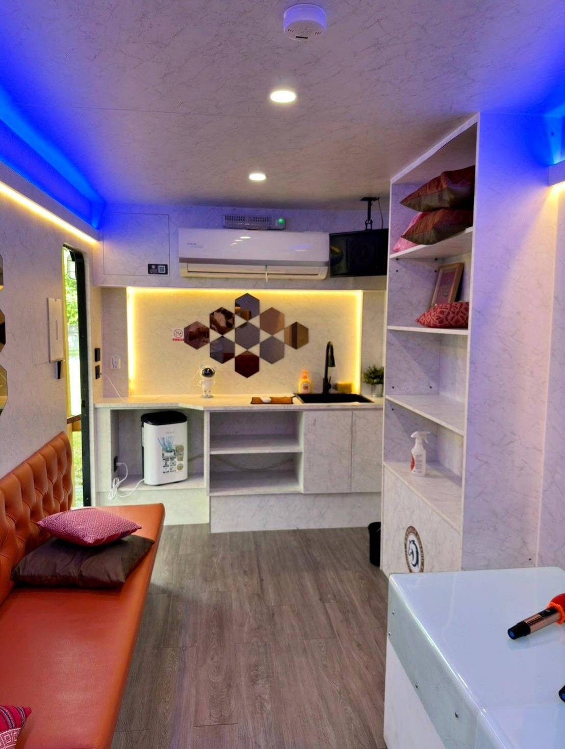 桃園市復興區露營推薦｜溪口台露營渡假園區｜夜宿諾美締露營車，兩側環山風景秀麗，適合各齡層之懶人露營入住心得分享！