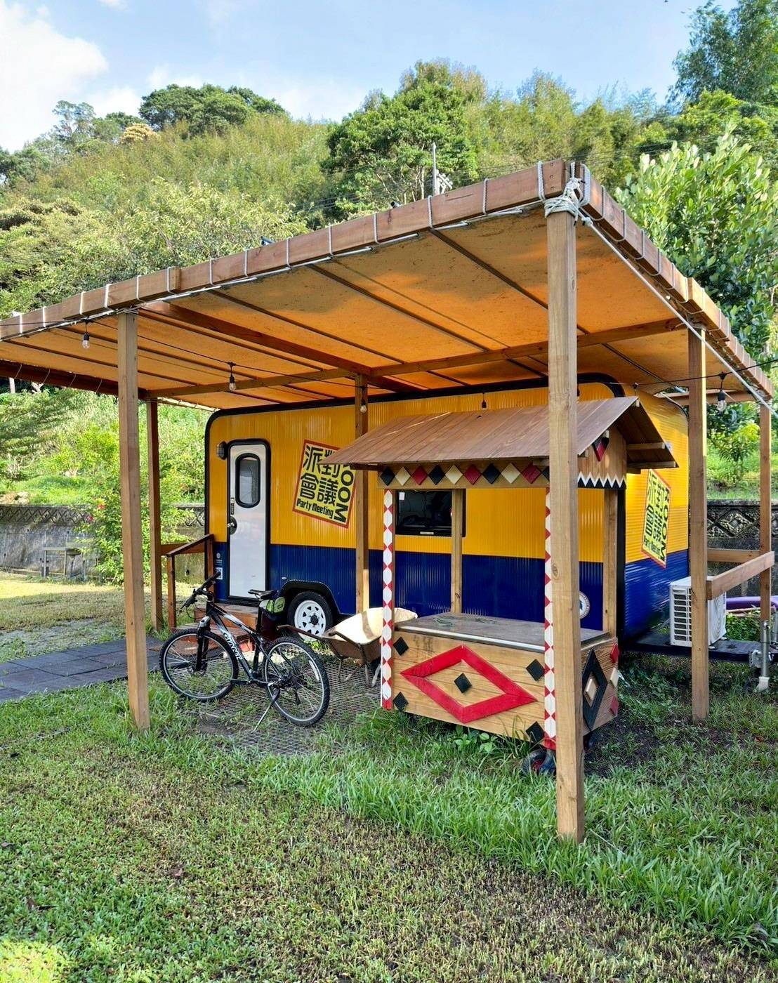 桃園市復興區露營推薦｜溪口台露營渡假園區｜夜宿諾美締露營車，兩側環山風景秀麗，適合各齡層之懶人露營入住心得分享！