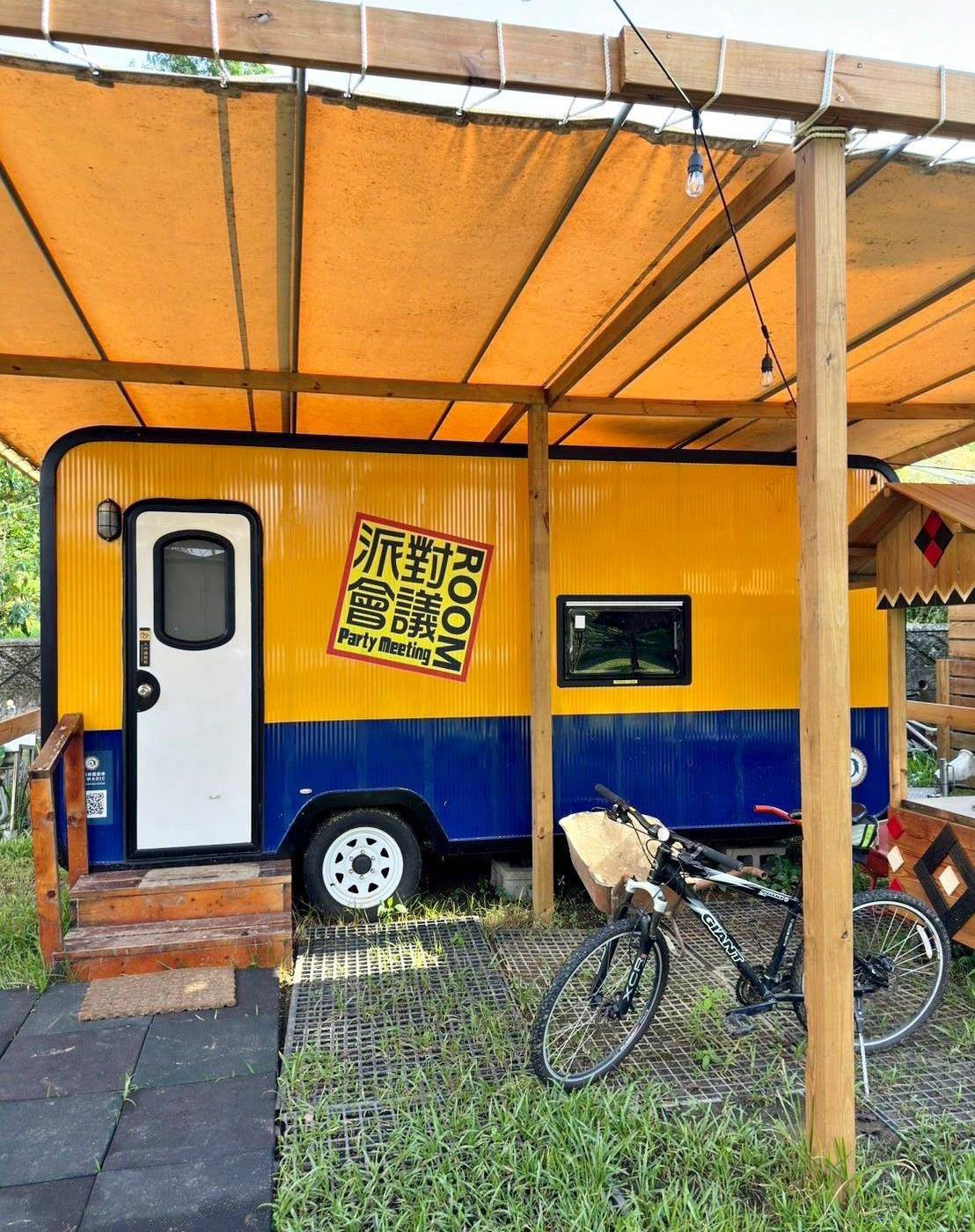 桃園市復興區露營推薦｜溪口台露營渡假園區｜夜宿諾美締露營車，兩側環山風景秀麗，適合各齡層之懶人露營入住心得分享！