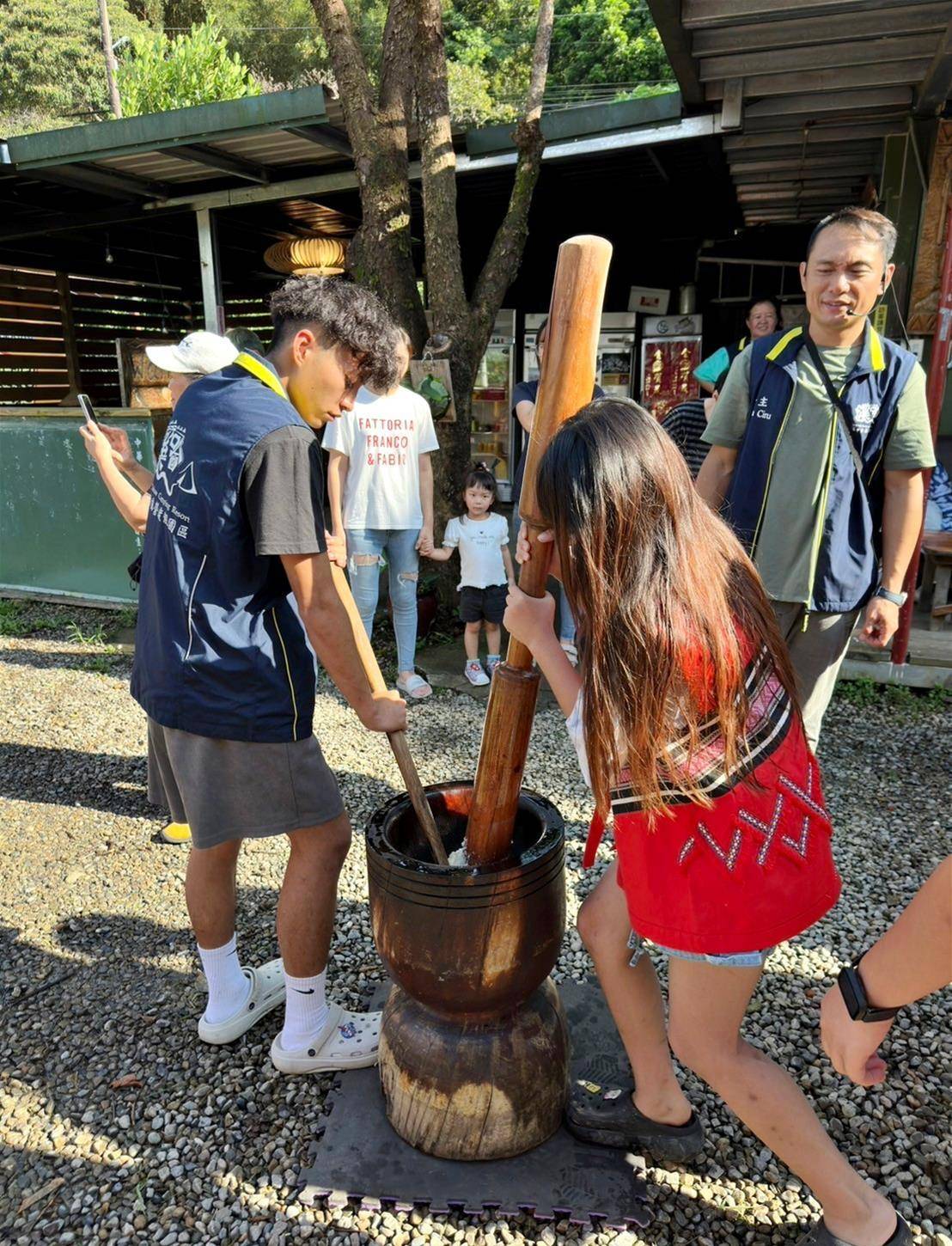 桃園市復興區露營推薦｜溪口台露營渡假園區｜夜宿諾美締露營車，兩側環山風景秀麗，適合各齡層之懶人露營入住心得分享！
