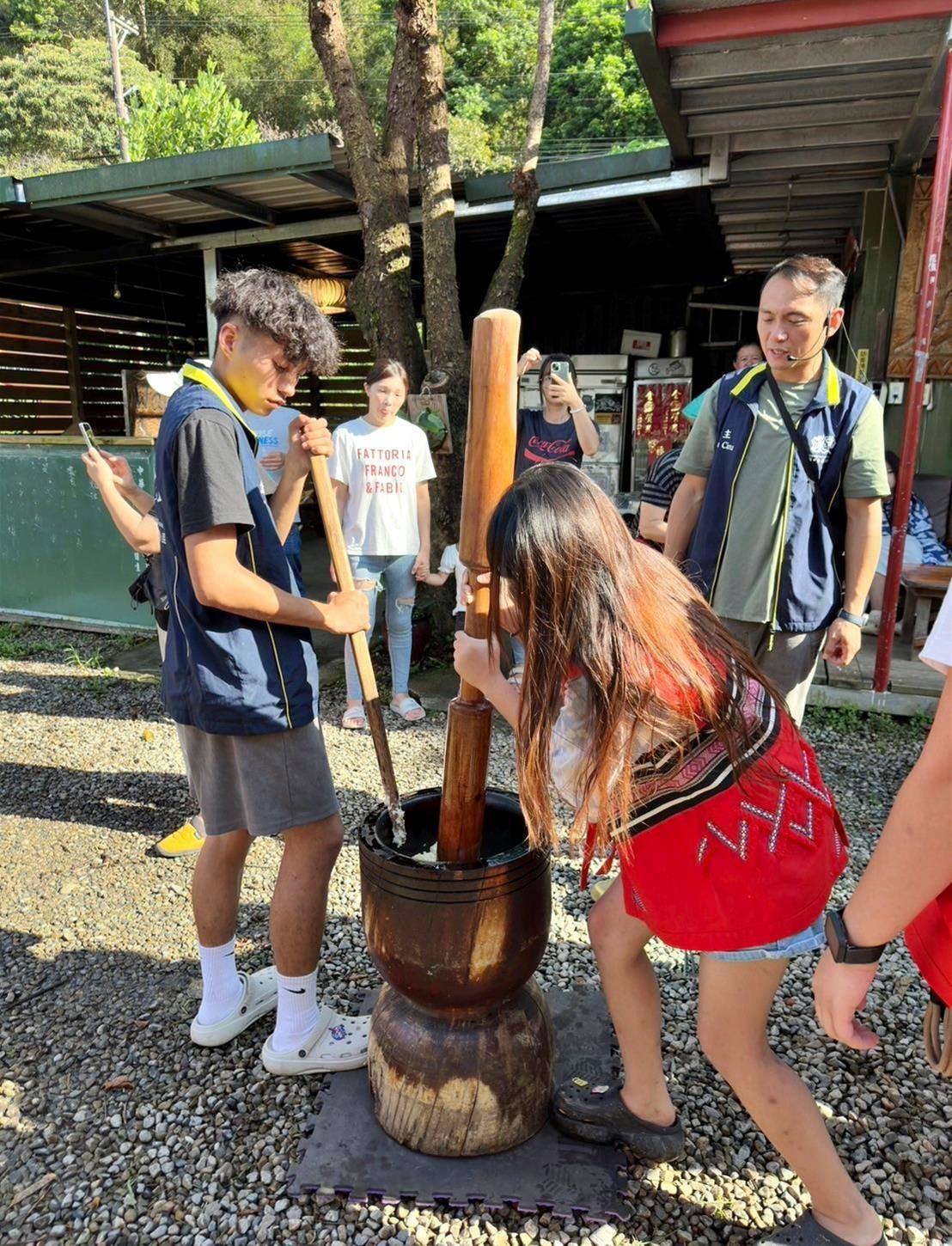 桃園市復興區露營推薦｜溪口台露營渡假園區｜夜宿諾美締露營車，兩側環山風景秀麗，適合各齡層之懶人露營入住心得分享！