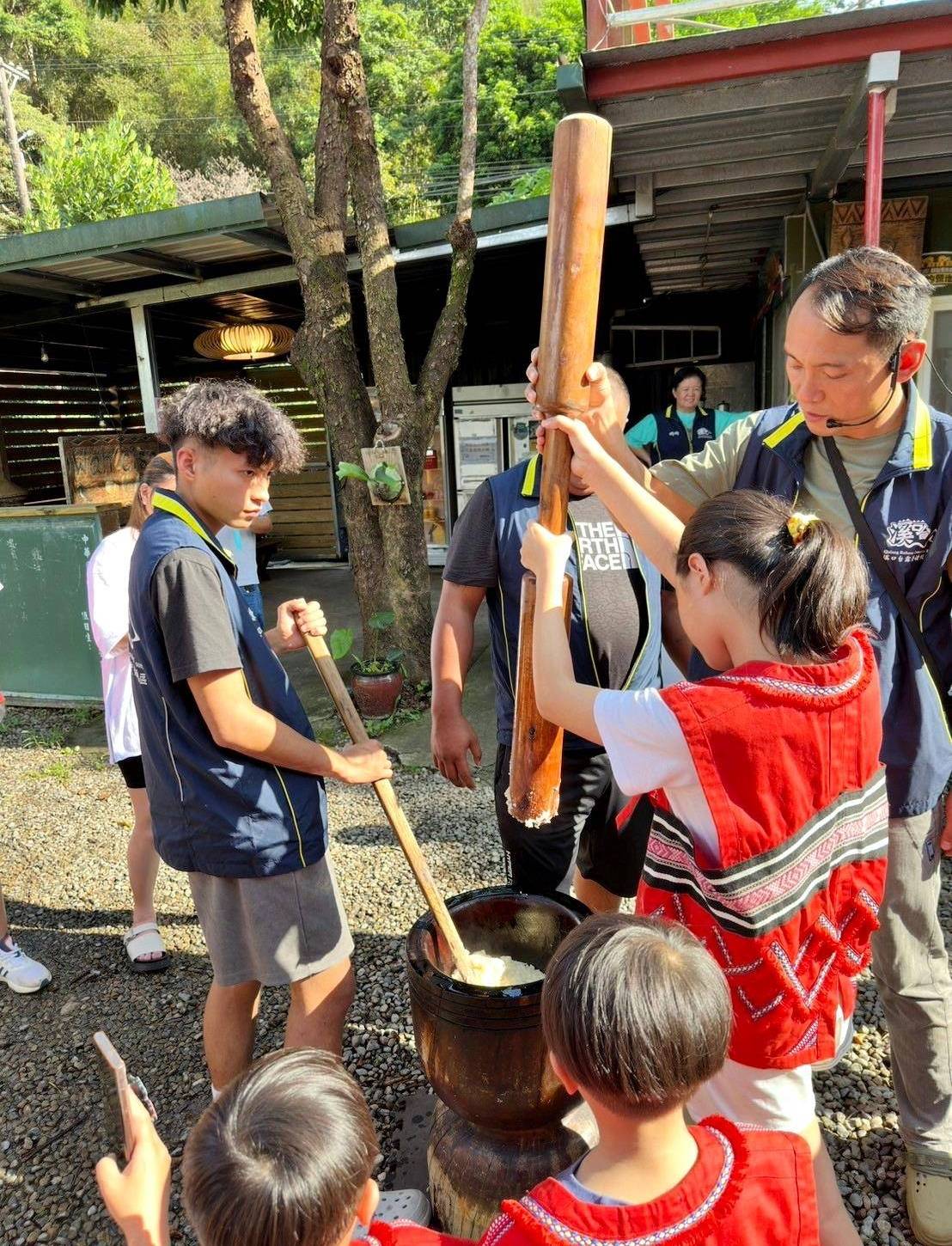 桃園市復興區露營推薦｜溪口台露營渡假園區｜夜宿諾美締露營車，兩側環山風景秀麗，適合各齡層之懶人露營入住心得分享！