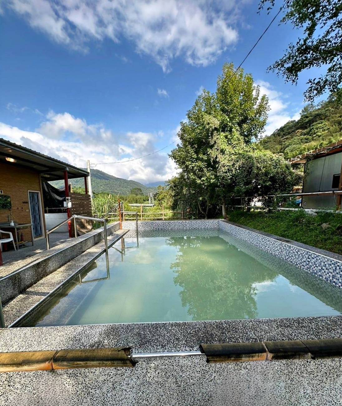 桃園市復興區露營推薦｜溪口台露營渡假園區｜夜宿諾美締露營車，兩側環山風景秀麗，適合各齡層之懶人露營入住心得分享！