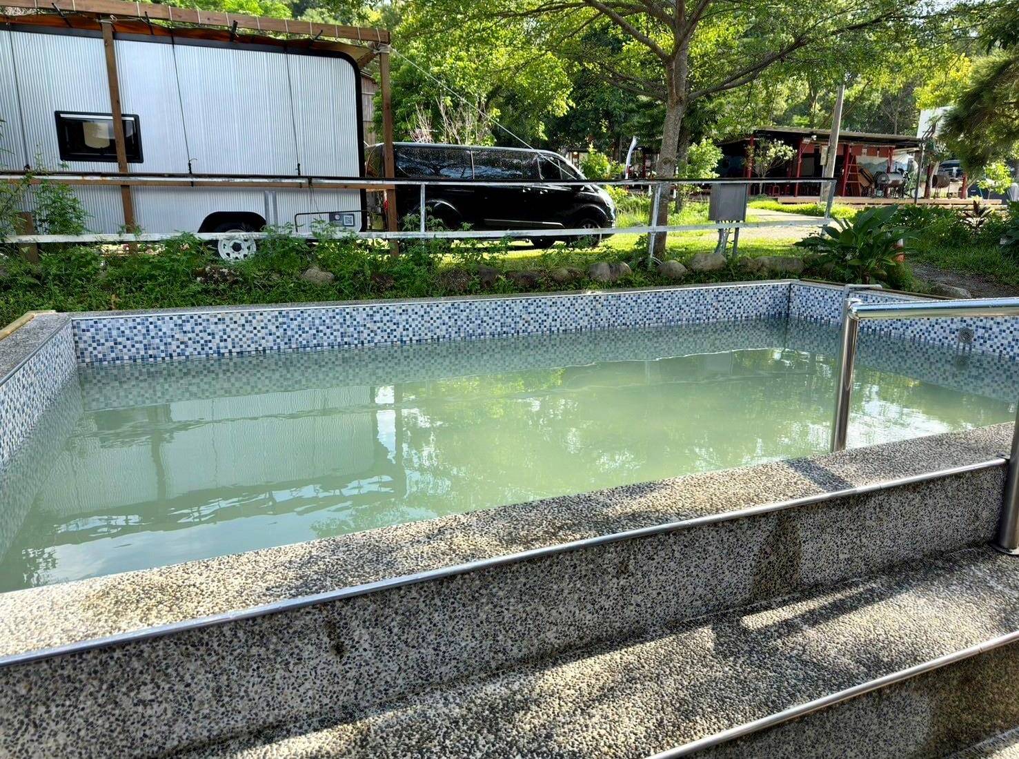 桃園市復興區露營推薦｜溪口台露營渡假園區｜夜宿諾美締露營車，兩側環山風景秀麗，適合各齡層之懶人露營入住心得分享！