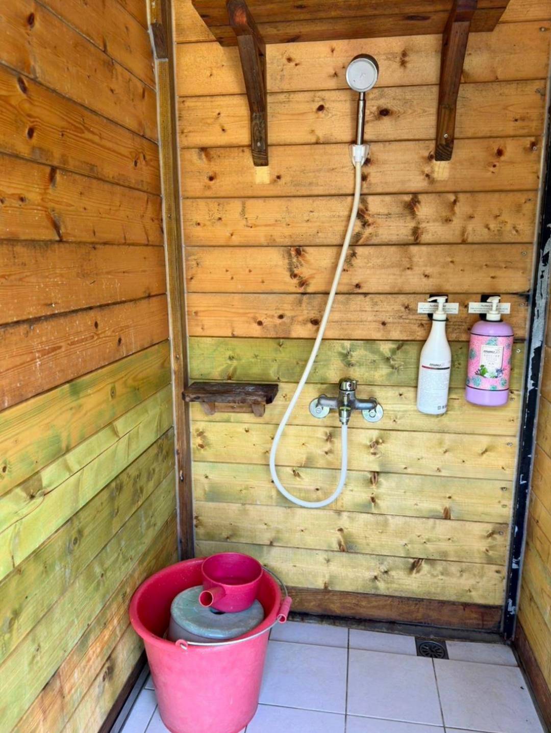 桃園市復興區露營推薦｜溪口台露營渡假園區｜夜宿諾美締露營車，兩側環山風景秀麗，適合各齡層之懶人露營入住心得分享！