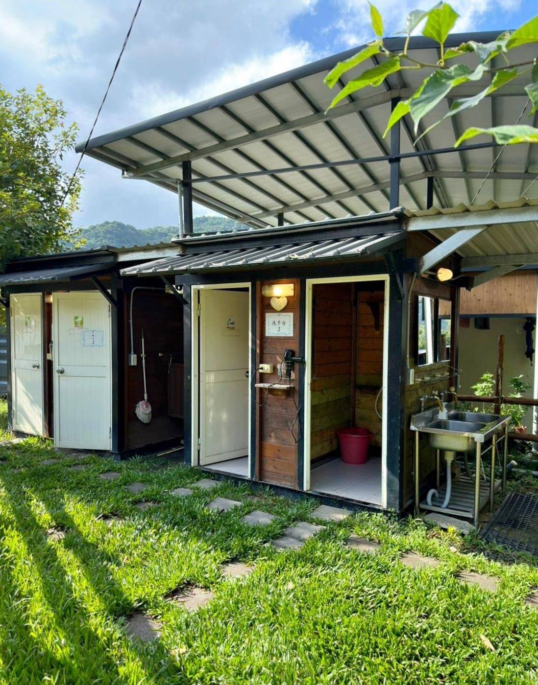 桃園市復興區露營推薦｜溪口台露營渡假園區｜夜宿諾美締露營車，兩側環山風景秀麗，適合各齡層之懶人露營入住心得分享！