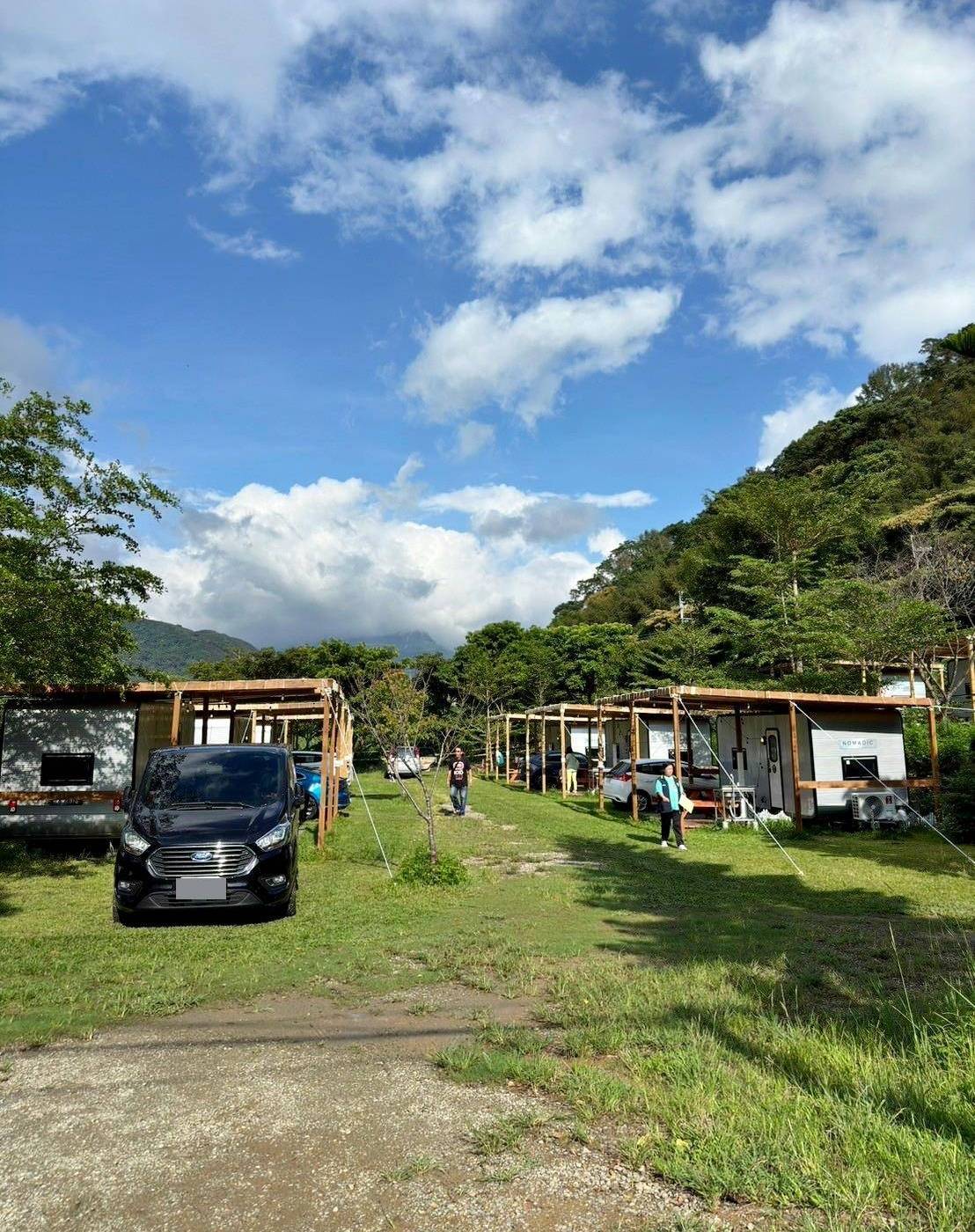 桃園市復興區露營推薦｜溪口台露營渡假園區｜夜宿諾美締露營車，兩側環山風景秀麗，適合各齡層之懶人露營入住心得分享！