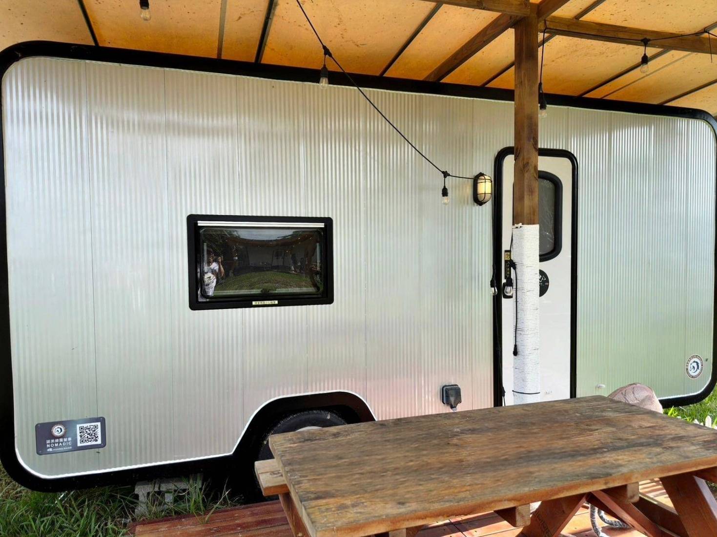 桃園市復興區露營推薦｜溪口台露營渡假園區｜夜宿諾美締露營車，兩側環山風景秀麗，適合各齡層之懶人露營入住心得分享！