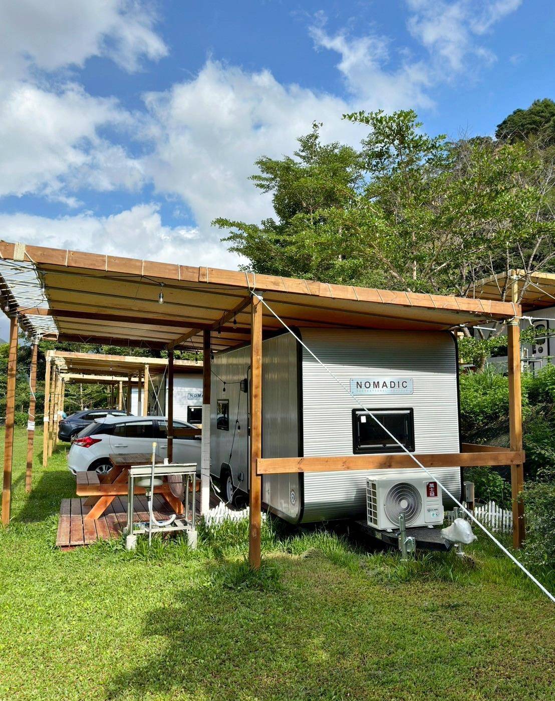 桃園市復興區露營推薦｜溪口台露營渡假園區｜夜宿諾美締露營車，兩側環山風景秀麗，適合各齡層之懶人露營入住心得分享！