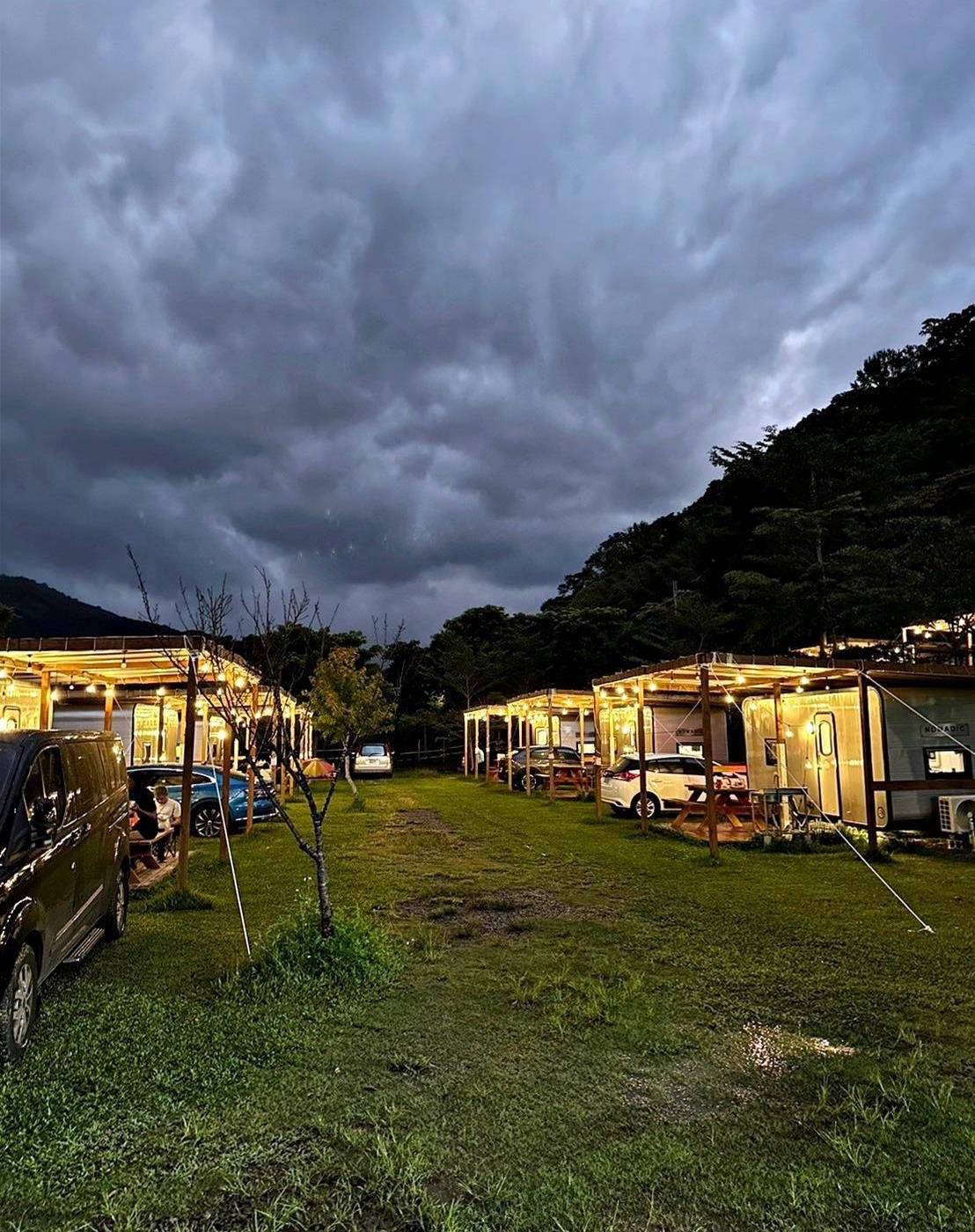 桃園市復興區露營推薦｜溪口台露營渡假園區｜夜宿諾美締露營車，兩側環山風景秀麗，適合各齡層之懶人露營入住心得分享！