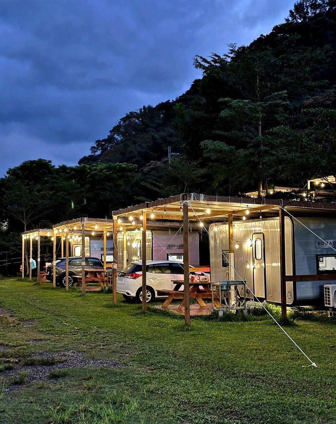 桃園市復興區露營推薦｜溪口台露營渡假園區｜夜宿諾美締露營車，兩側環山風景秀麗，適合各齡層之懶人露營入住心得分享！