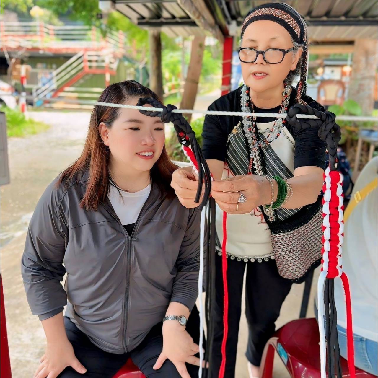 桃園市復興區露營推薦｜溪口台露營渡假園區｜夜宿諾美締露營車，兩側環山風景秀麗，適合各齡層之懶人露營入住心得分享！