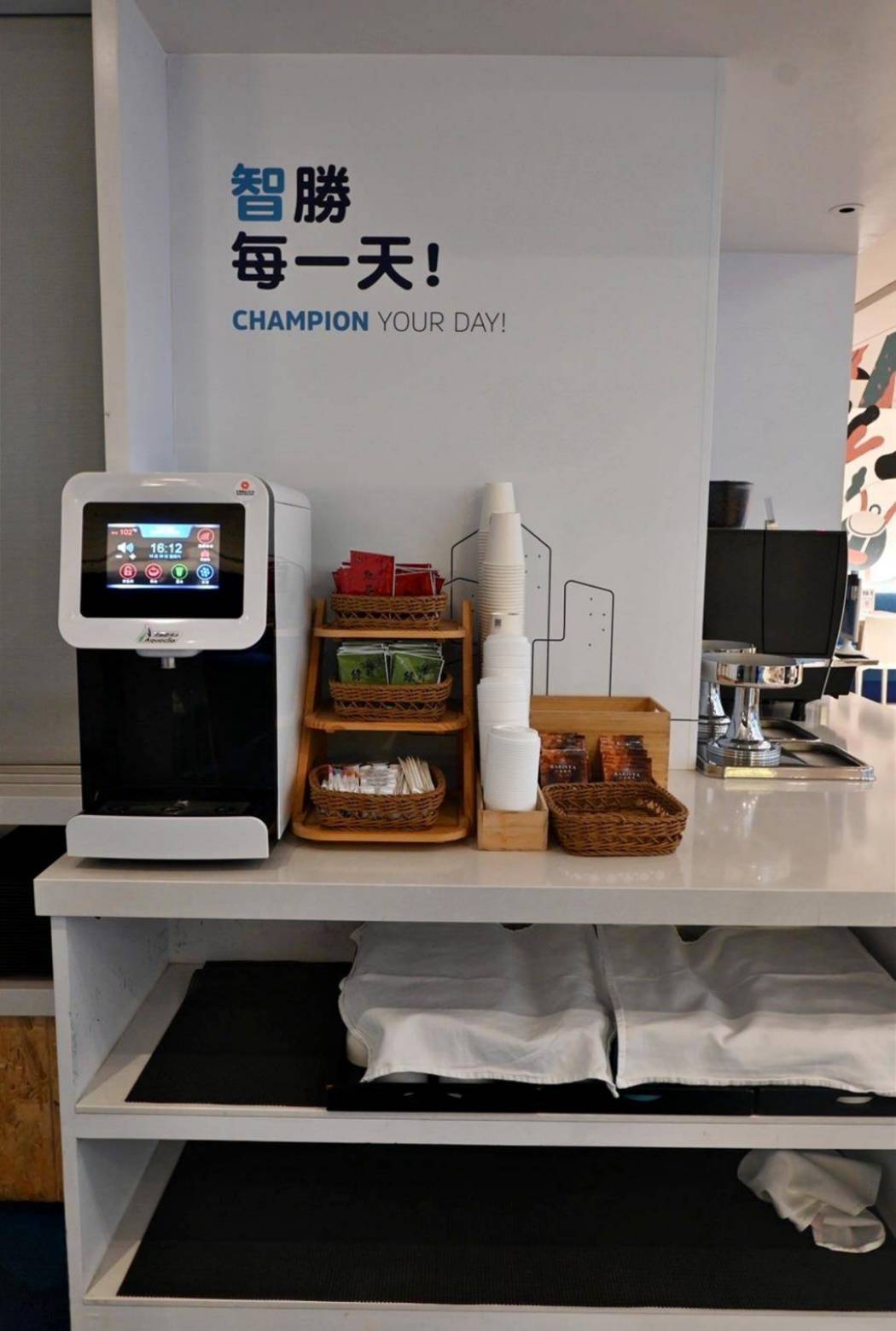 台中西屯區住宿推薦｜臺中逢甲智選假日酒店｜提供住宿客免費停車場，設施多元附洗衣健身房，輕鬆步行即到逢甲夜市，吃喝玩樂生活機能方便之臺中逢甲智選假日酒店入住心得分享！