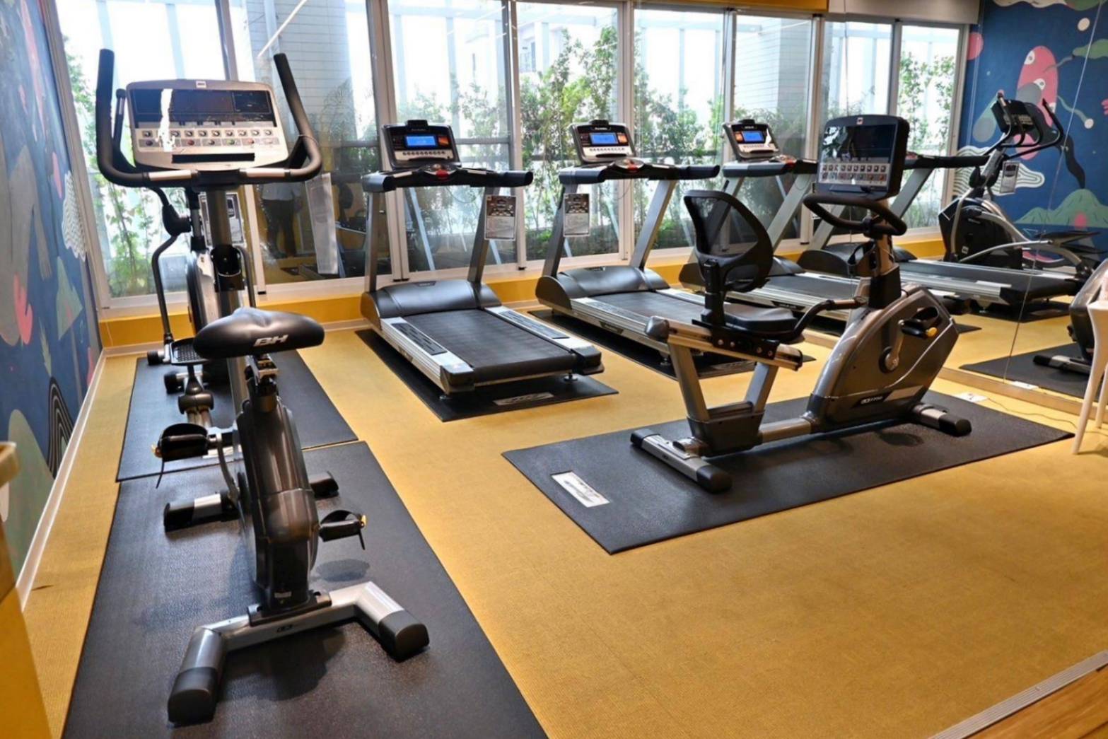 台中西屯區住宿推薦｜臺中逢甲智選假日酒店｜提供住宿客免費停車場，設施多元附洗衣健身房，輕鬆步行即到逢甲夜市，吃喝玩樂生活機能方便之臺中逢甲智選假日酒店入住心得分享！