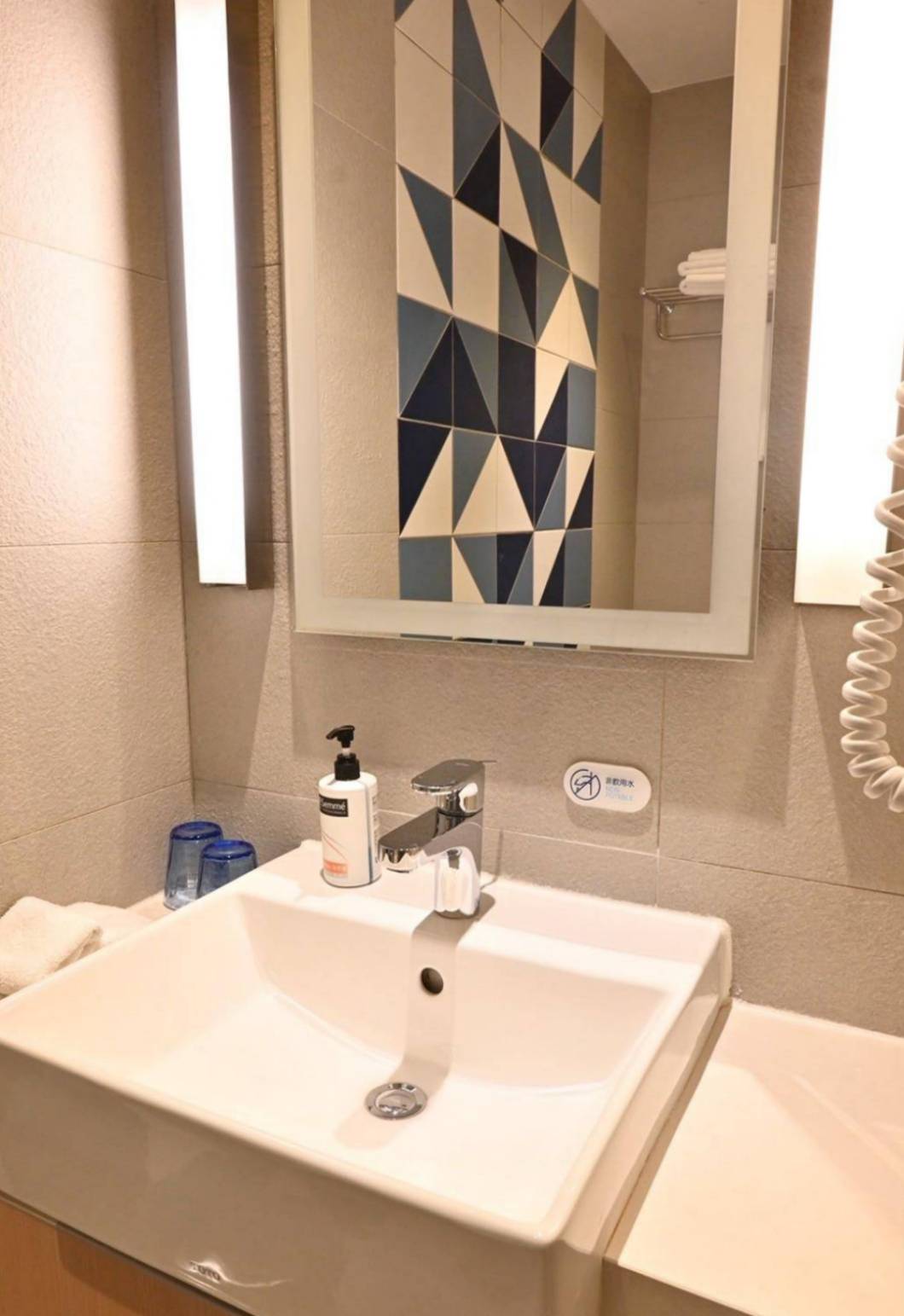 台中西屯區住宿推薦｜臺中逢甲智選假日酒店｜提供住宿客免費停車場，設施多元附洗衣健身房，輕鬆步行即到逢甲夜市，吃喝玩樂生活機能方便之臺中逢甲智選假日酒店入住心得分享！